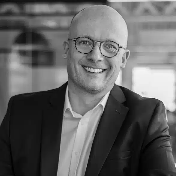 Portrait en noir et blanc d'Édouard Thiriez, coach pour dirigeants