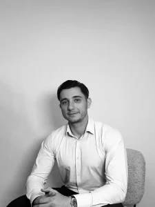 Portrait en noir et blanc de Mehdi, assis en chemise blanche