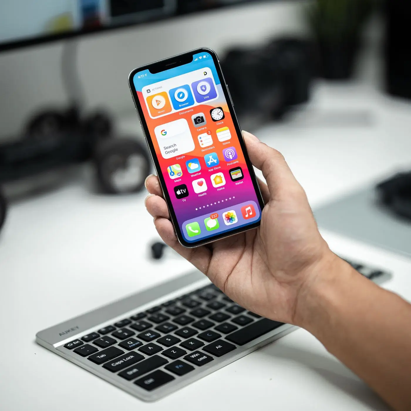 une mains tenant un téléphone